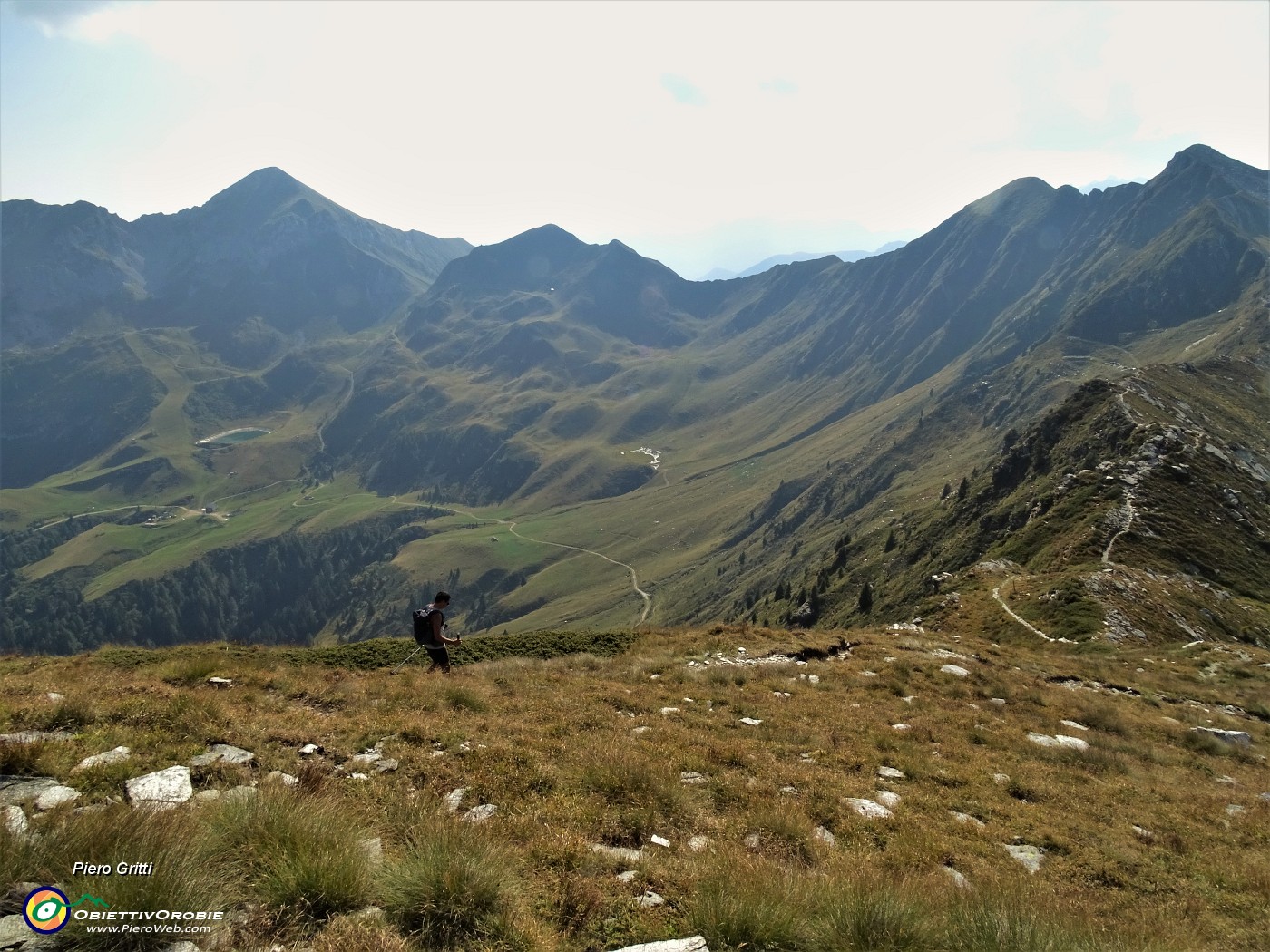 57 Lunga discesa in cresta da Cima a Passo di Lemma.JPG